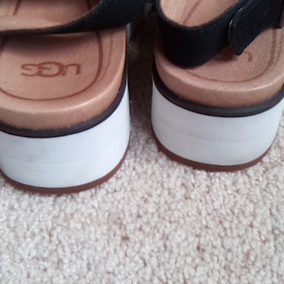 UGG Braelynn Patent Leather Sandals - Picture 9 of 10